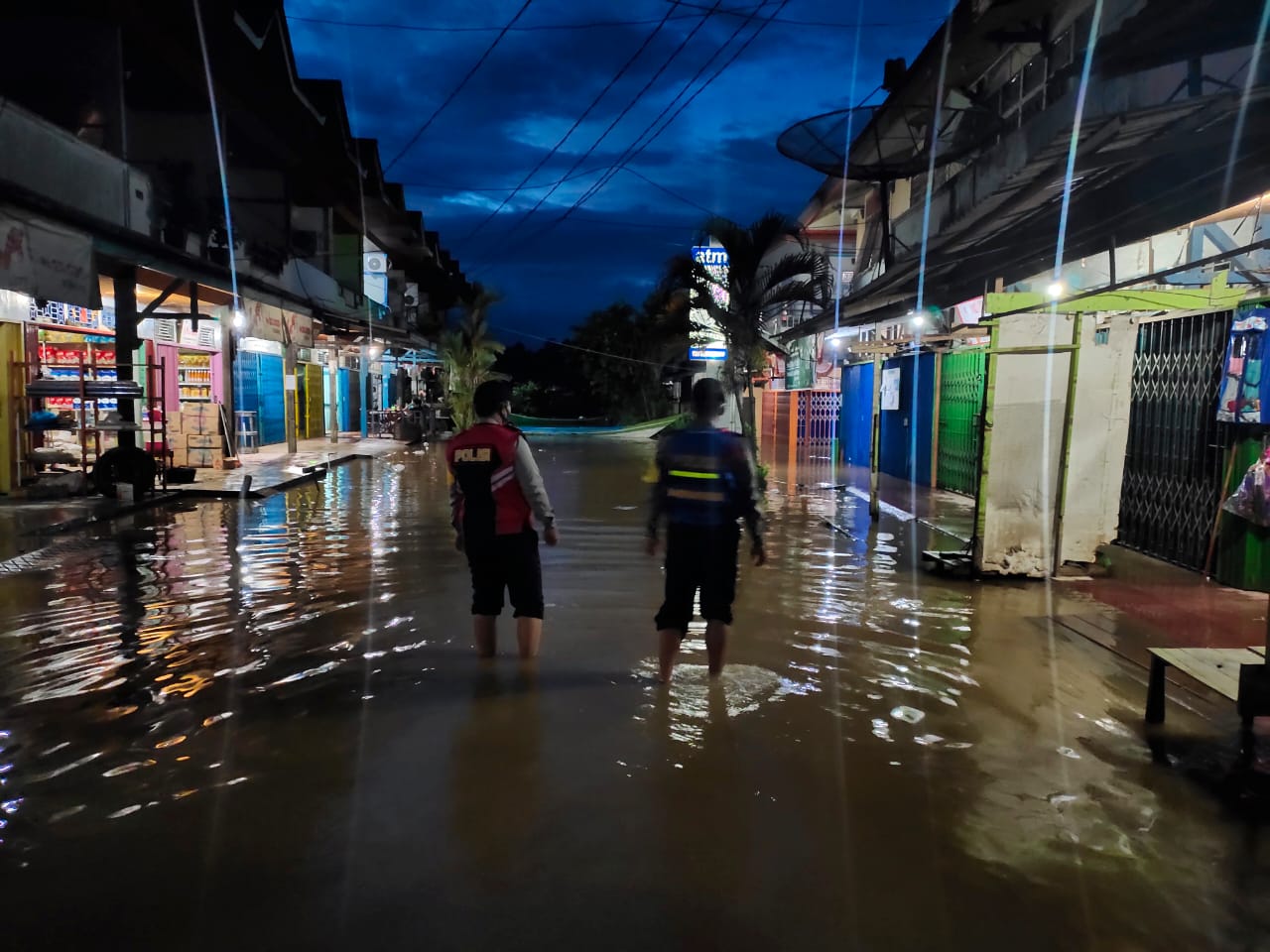 Jajaran Polsek Serawai siap siaga Pantau banjir