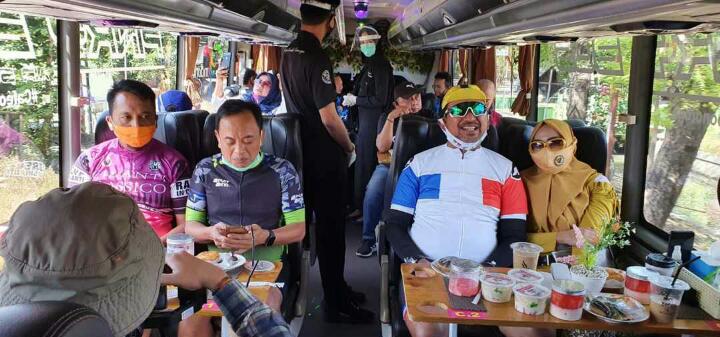 Bupati Ipong Uji Coba Caffe On The Bus