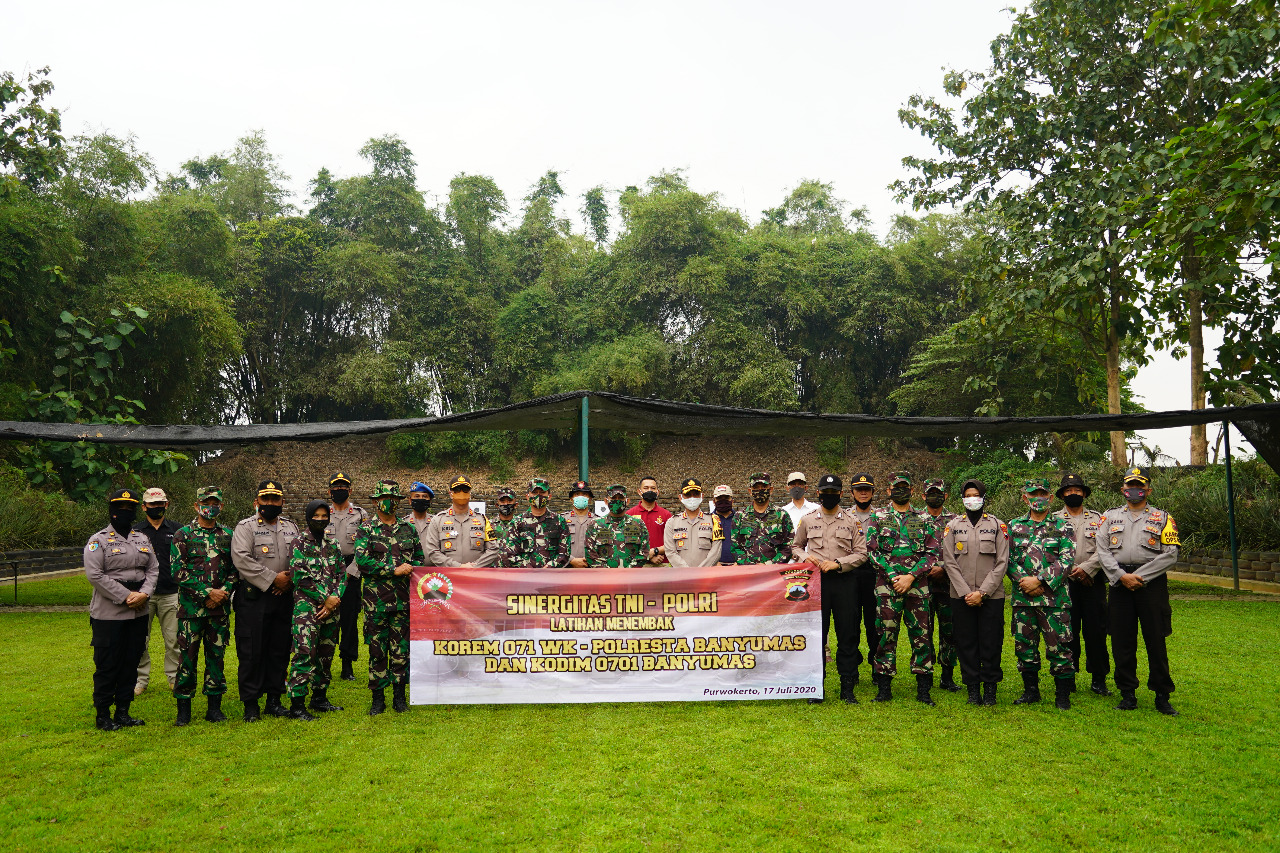 Perkokoh Sinergitas, Danrem Wijaya Kusuma Kapolresta Banyumas Latihan Menembak Bareng