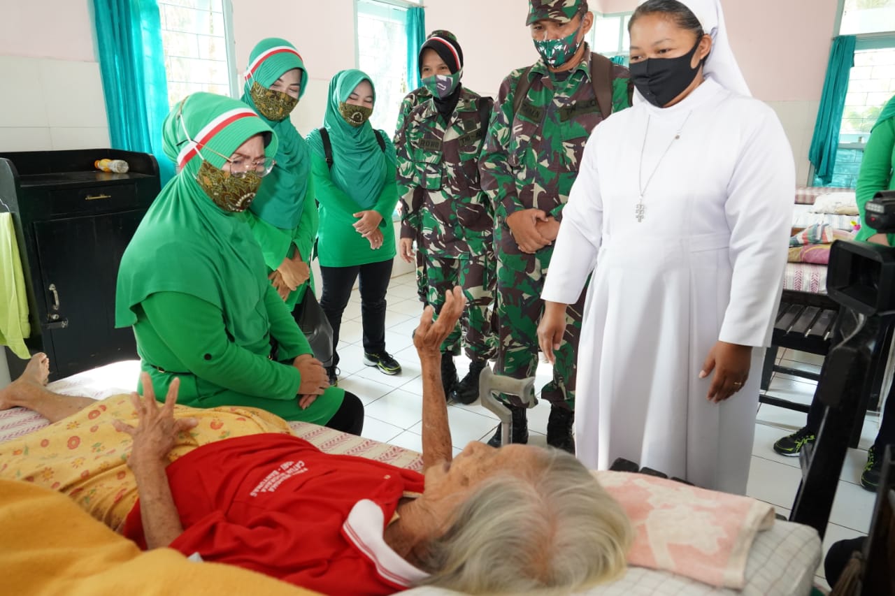 Jumat Berkah Ibu Hetty Andika Perkasa, Persit KCK Koorcab Rem 071 PD IV/Diponegoro Berbagi Kasih Sesama