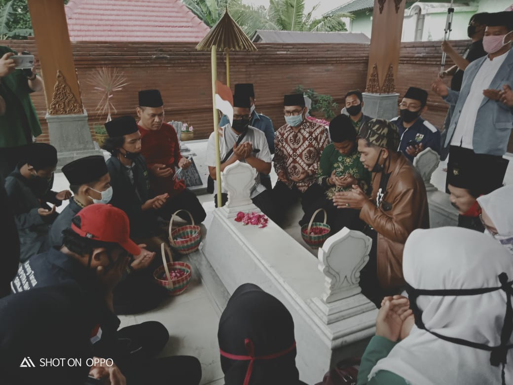 Nyekar Bareng KNPI DPD Magetan bersama DPRD Kabupaten Magetan.