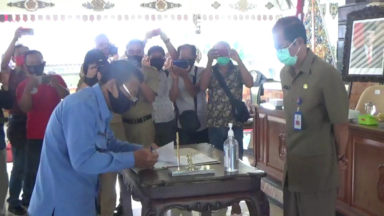 Penandatanganan Kontrak PDAM Lawu Tirta Bersama Bupati Bupati Magetan