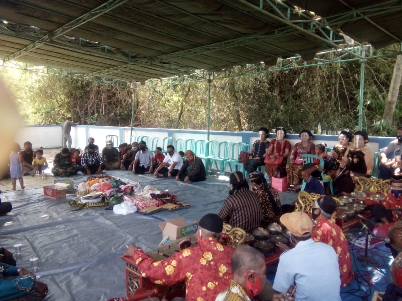 BERSIH DESA KLAGEN GAMBIRAN GELAR KESENIAN GAMBYONG DAN BAGI MASKER