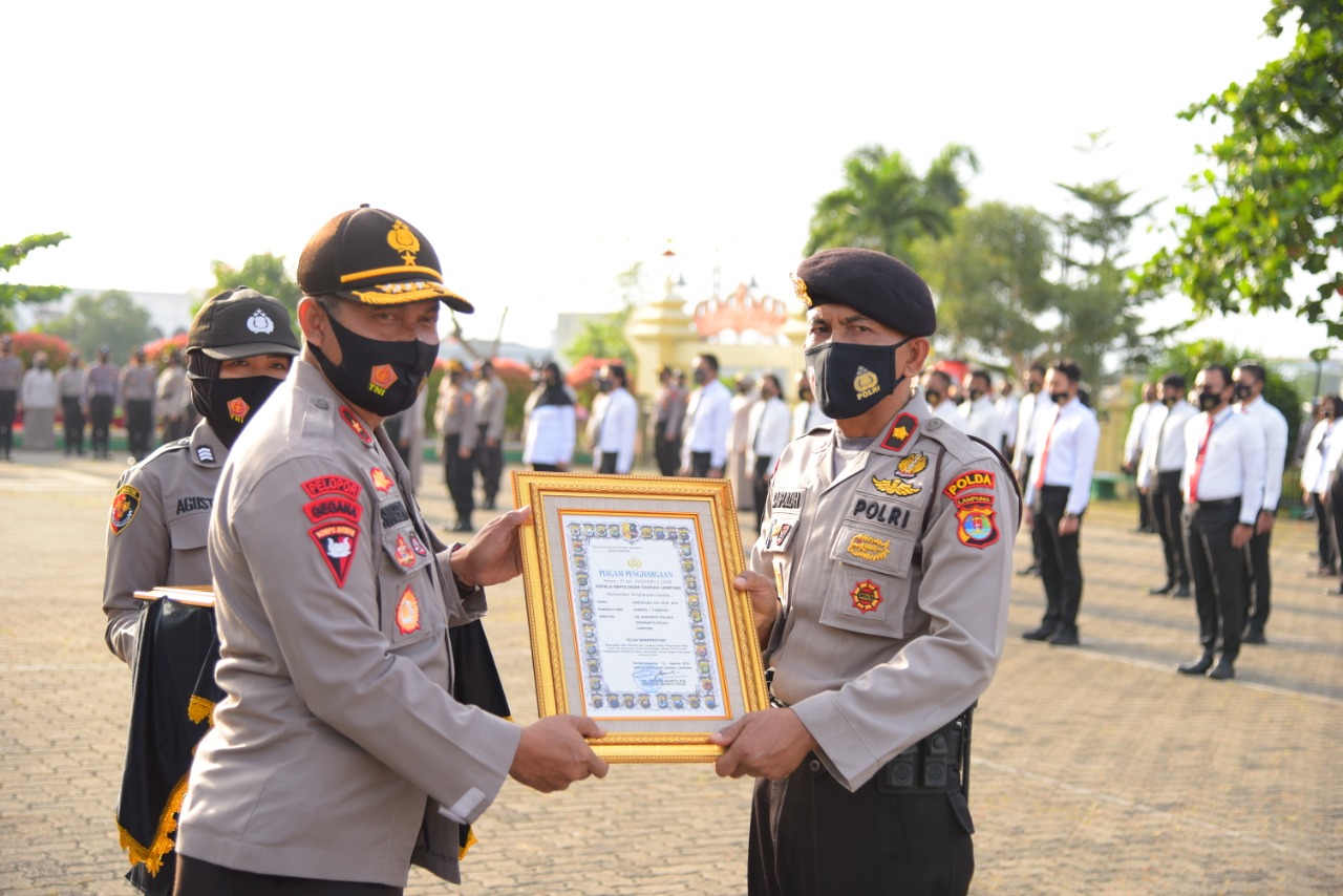 Kapolda Lampung Berikan Reward Kepada 8 Personelnya, Berikut Nama dan Prestasinya