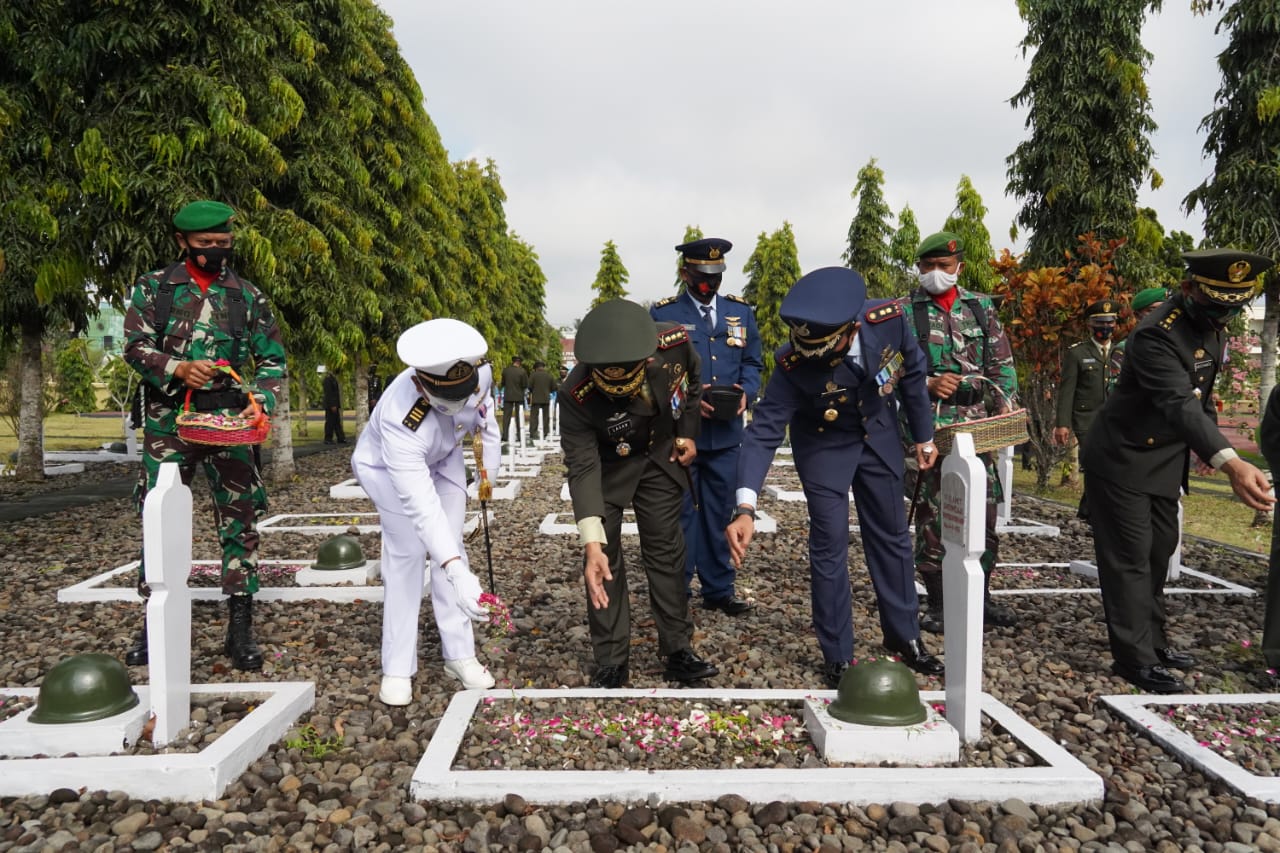 Jelang HUT TNI Danrem 071/Wijayakusuma Pimpin Ziarah di TMP Tanjung Nirwana