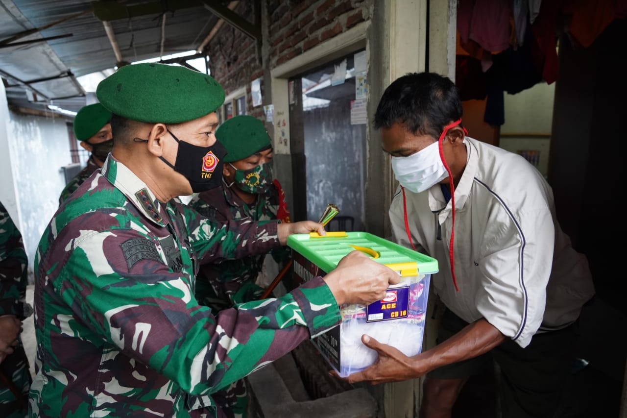 HUT TNI 75 Korem Wijaya Kusuma Serahkan Bantuan Terdampak Pandemi