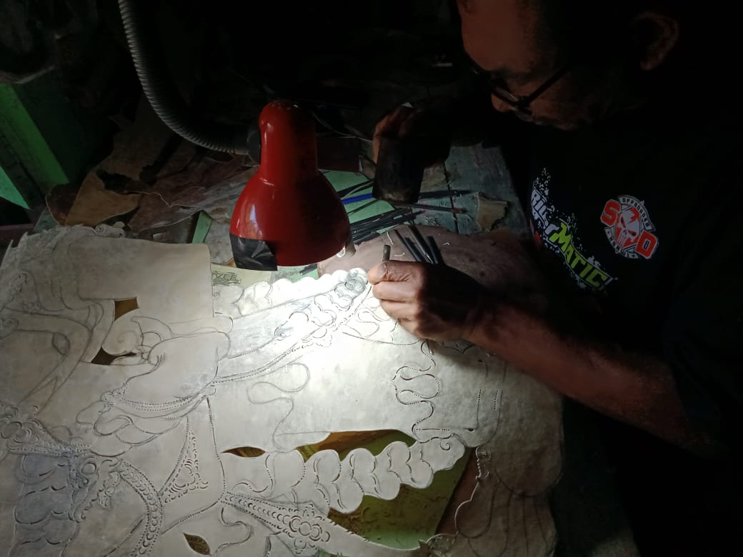 Krisis Ekonomi Ditengah Pandemi, Mbah Sular Bertahan Membuat Wayang