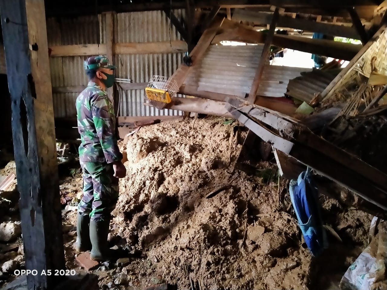 Hujan Deras Akibatkan Tanah Longsor Timpa Beberapa Rumah Warga Sudimoro, Pacitan