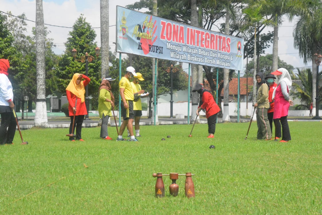 Jaga Imunitas, Persit  KCK Koorcab Rem 071 PD IV/Diponegoro Bermain Wood Ball