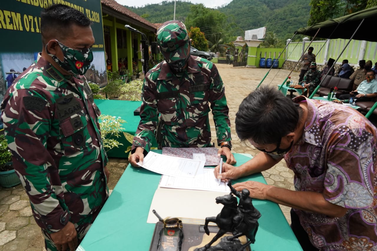Danrem 071/Wijayakusuma Serahkan Hasil Karya Bakti Serbuan Teritorial Kepada Masyarakat