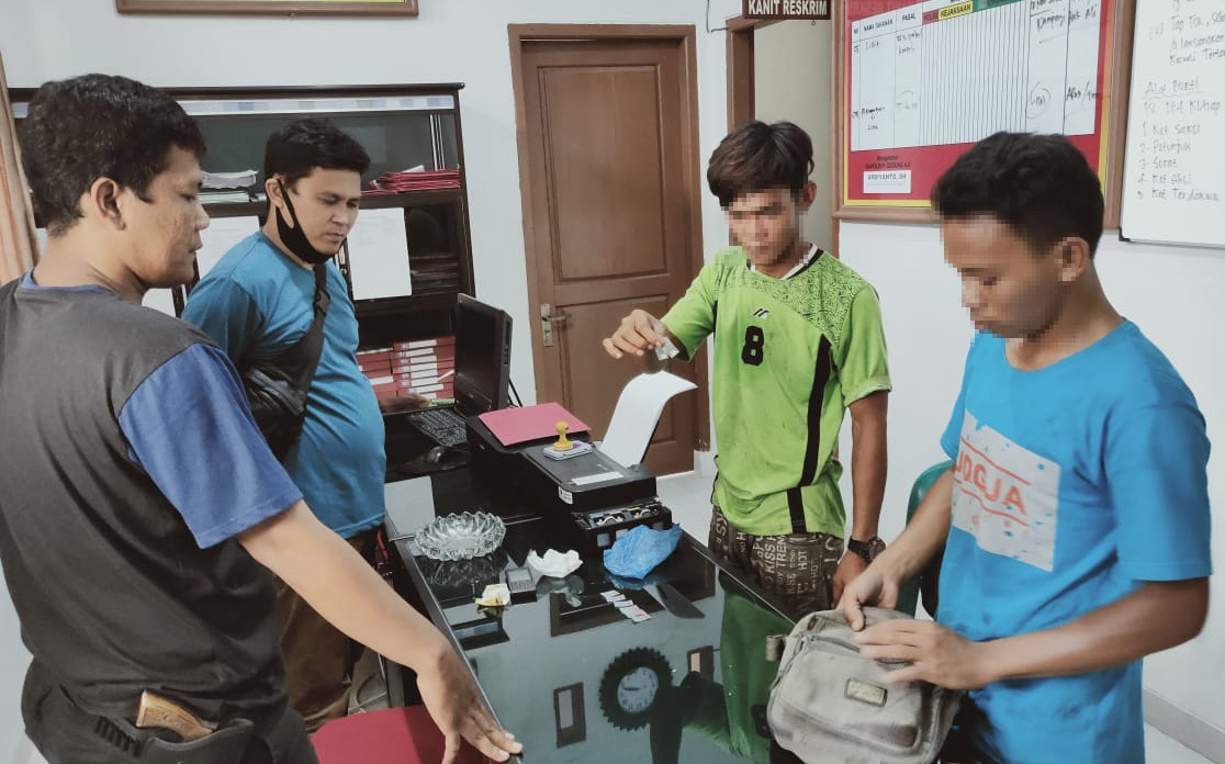 Polsek Gedung Aji Tangkap Dua Pelaku Yang Menyimpan Narkotika Dibawah Karpet Lantai Bak Mobil Pick Up
