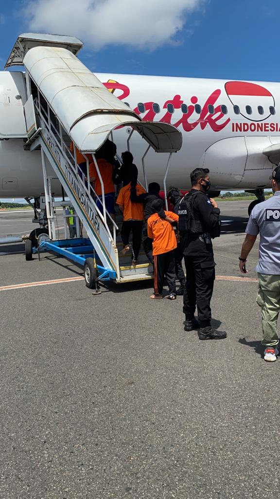 TIM DENSUS 88/AT POLRI  melakukan perpindahan 23 Tersangka diduga pelaku aksi Terorisme dari Mako Brimob Polda Lampung ke mako Brimob kelapa dua (Mabes Polri)