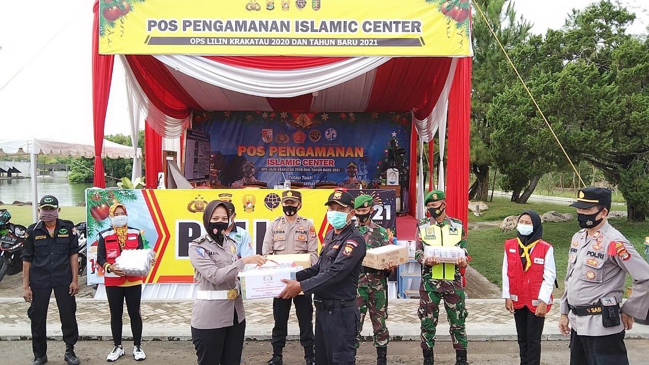 Ketua Cabang Bhayangkari Polres Tulang Bawang Barat, berikan tali asih kepada personil pengaman Nataru