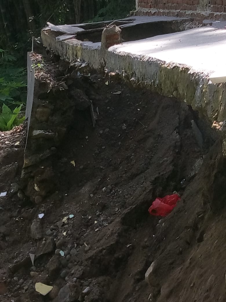 Warga Kuatir Akibat Belum Ada Perbaikan Dampak Longsor Di Belakang Gedung PPI