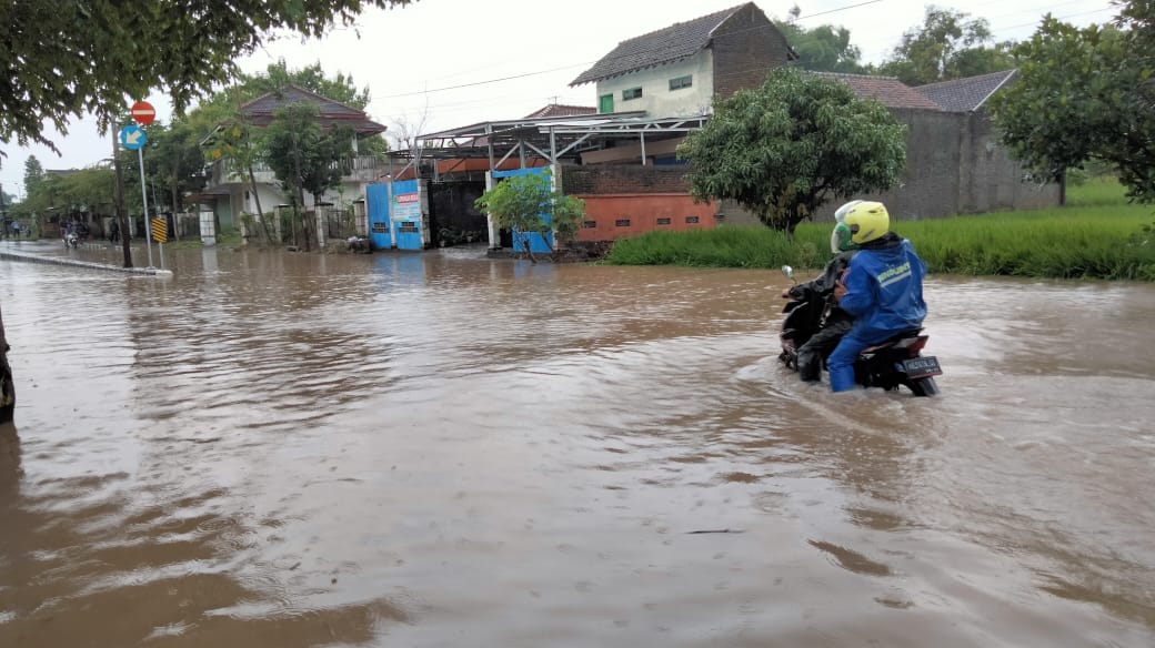 Genangan Banjir Di Jalan Raya Sukomoro Dan Kentangan Membuat Kemacetan Roda Dua
