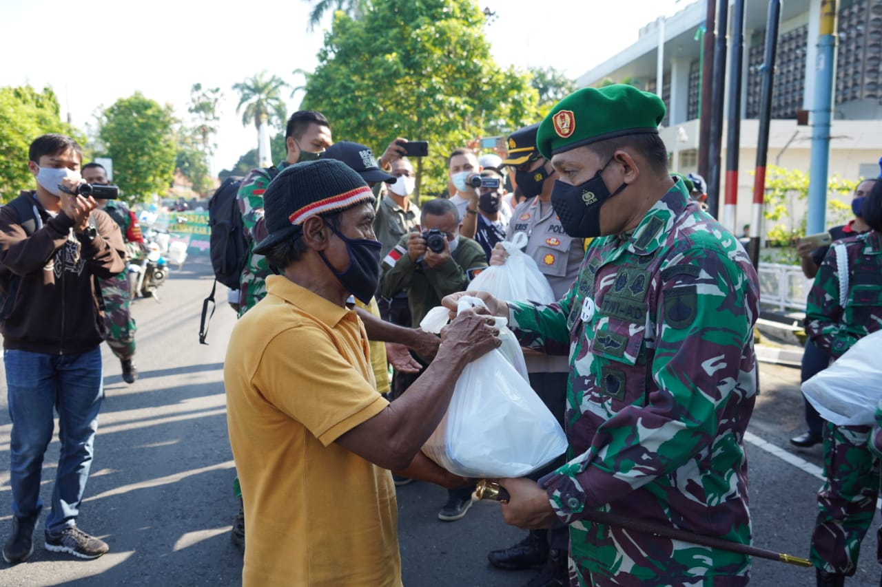 Sinergi TNI, Polri dan Pegiat UMKM Bakti Sosial di masa Pandemi Covid-19