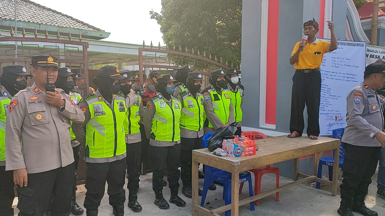 Redam Aksi Demonstran Untuk Turunkan Modin Dari Jabatannya, Polres Magetan Terjunkan Polwan Sebagai Negosiator