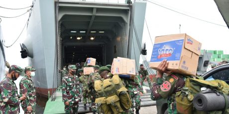 Tiga Kapal TNI AD Angkut Bantuan Kemanusiaan Menuju Kalsel dan Sulbar