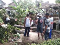 Angin Kencang Saat Hujan Akibatkan Rumak Rusak dan Satu Warga Gambiran Luka-luka