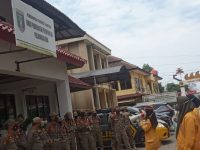 Berani Sekali Puluhan Perempuan Ini Melakukan Demo Di Mako Polda Lampung. Ini Ternyata Alasanya