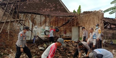 Akibat Hujan Deras Atap Rumah Warga Desa Waduk Takeran Roboh, Aparat Dan Masyarakat Laksanakan Kerja Bakti
