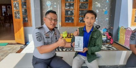 Jalani Pembebasan Bersyarat, Warga Binaan Rutan Magetan dibekali Alat Cukur Rambut