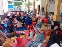 Pelatihan Daur Ulang Sampah Wates Panekan, Menuju Solusi Ekonomi Kreatif