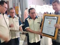 SMSI Serahkan Pin Emas Kepada Prabowo Subianto