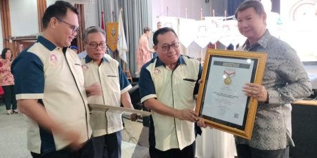 SMSI Serahkan Pin Emas Kepada Prabowo Subianto