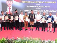 Serahkan Sertipikat Tanah Elektronik di Kota Bekasi, Menteri AHY Apresiasi Kolaborasi Kantor Pertanahan dengan Pemerintah Kota