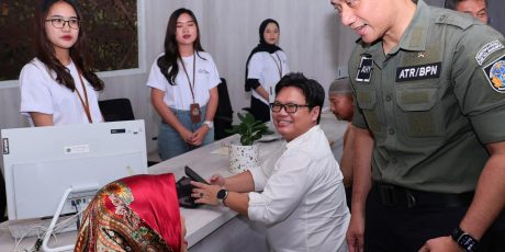 Pastikan Layanan Kementerian ATR/BPN Selalu Hadir, Menteri AHY Tinjau Layanan Tanah Akhir Pekan dan Serahkan Sertipikat Tanah Elektronik