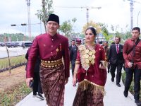 Upacara Penurunan Bendera Negara Sang Merah Putih, Menteri AHY Gunakan Baju Adat Daerah Sulawesi Selatan