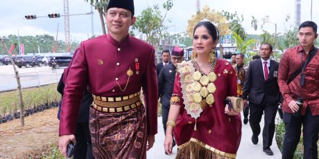 Upacara Penurunan Bendera Negara Sang Merah Putih, Menteri AHY Gunakan Baju Adat Daerah Sulawesi Selatan