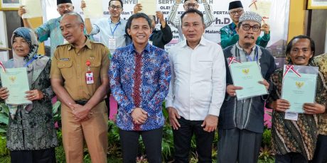 Selamatkan Setengah Triliun Aset Negara, Wamen ATR/Waka BPN Serahkan Sertipikat Tanah ke Pemkot Malang