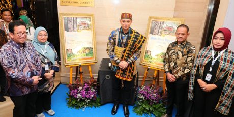 Menteri AHY Tandatangani Lukisan untuk Sampul Buku “Cerita Tanah Ulayat Hari Ini”
