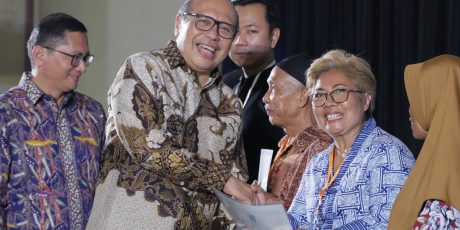 Sekjen Kementerian ATR/BPN Serahkan 3.256 Sertipikat Tanah bagi Masyarakat Jawa Barat: Minimalisir Sengketa dan Persempit Ruang Gerak Mafia Tanah