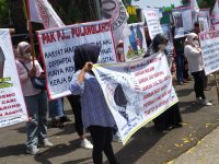 PJ BUPATI MAGETAN DIDEMO RATUSAN MASSA