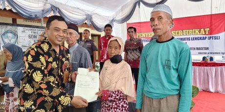 Ratusan Warga Kelurahan Tinap Terima Sertifikat Tanah Melalui Program PTSL