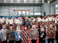 Serahkan 1.571 Sertipikat Elektronik di Kabupaten Batang, Wamen Ossy: Bentuk Komitmen Tingkatkan Layanan Pertanahan
