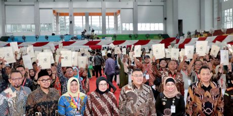 Serahkan 1.571 Sertipikat Elektronik di Kabupaten Batang, Wamen Ossy: Bentuk Komitmen Tingkatkan Layanan Pertanahan