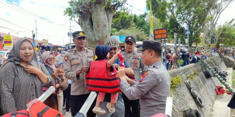 Liburan Aman dan Nyaman di Telaga Sarangan, Polres Magetan Hadirkan Patroli Humanis