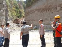 Tebing Galian C Di Trosono Parang Longsor Timbun Seorang Sopir Truk