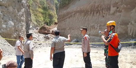 Tebing Galian C Di Trosono Parang Longsor Timbun Seorang Sopir Truk