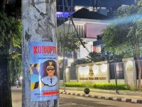 Viral Poster “Tangkap Syaefudin” Muncul di Area Kejati Jabar, Tekanan Publik atas Kasus Tunjangan DPRD Indramayu Menguat