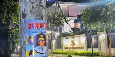 Viral Poster “Tangkap Syaefudin” Muncul di Area Kejati Jabar, Tekanan Publik atas Kasus Tunjangan DPRD Indramayu Menguat