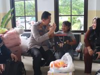 Dialogis Dan Sapa Masyarakat, Kapolres Magetan Pastikan Keamanan Arus Penumpang di Stasiun Magetan Saat Nataru 2025
