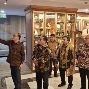 Meniti Jalan Damai di Luar Sidang