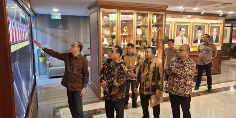 Meniti Jalan Damai di Luar Sidang