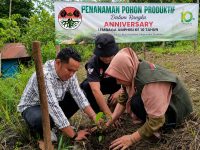 AMPHIBI Tanam Pohon Produktif di Sungayang, Tandai 10 Tahun Gerakan Pelestarian Lingkungan