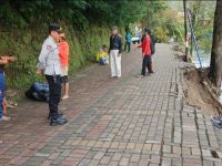 Talud Telaga Sarangan Amblas, 7 Motor Tercebur, Polisi dan BPBD Gerak Cepat Evakuasi Korban
